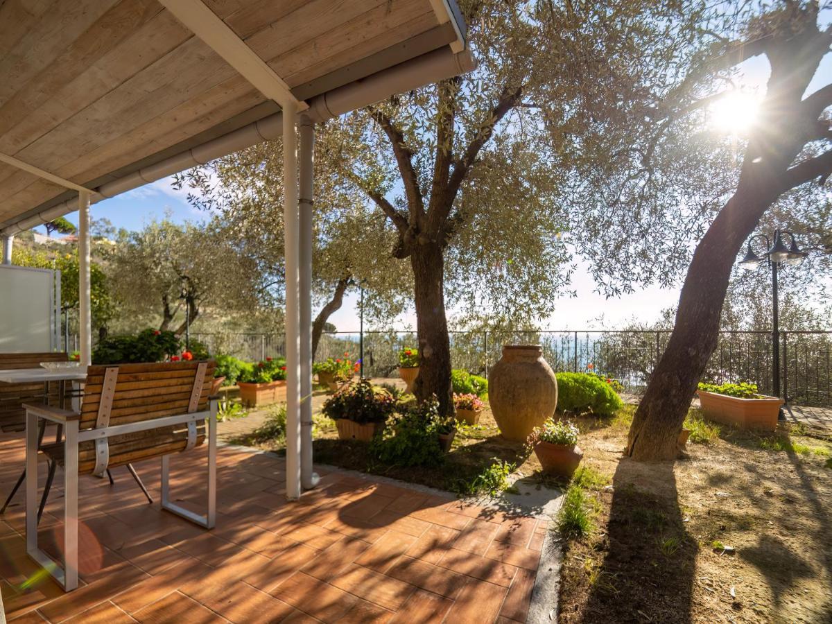 Tra Gli Ulivi Bed & Breakfast Pietra Ligure Exterior foto