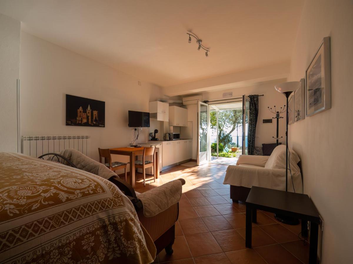 Tra Gli Ulivi Bed & Breakfast Pietra Ligure Exterior foto