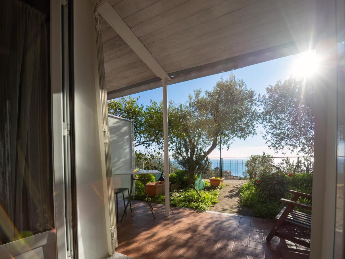 Tra Gli Ulivi Bed & Breakfast Pietra Ligure Exterior foto