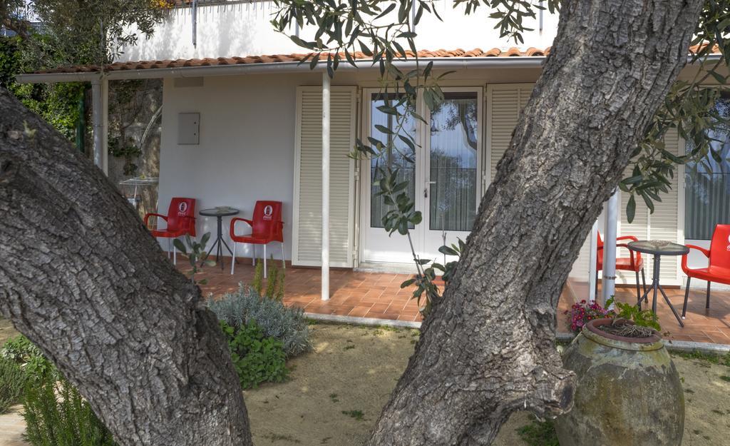 Tra Gli Ulivi Bed & Breakfast Pietra Ligure Exterior foto