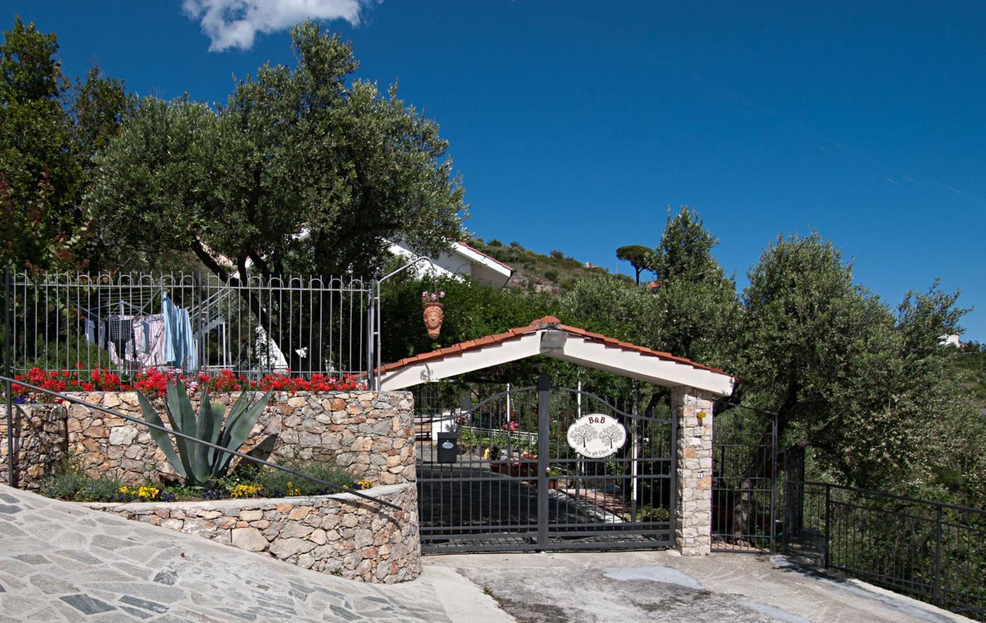 Tra Gli Ulivi Bed & Breakfast Pietra Ligure Exterior foto