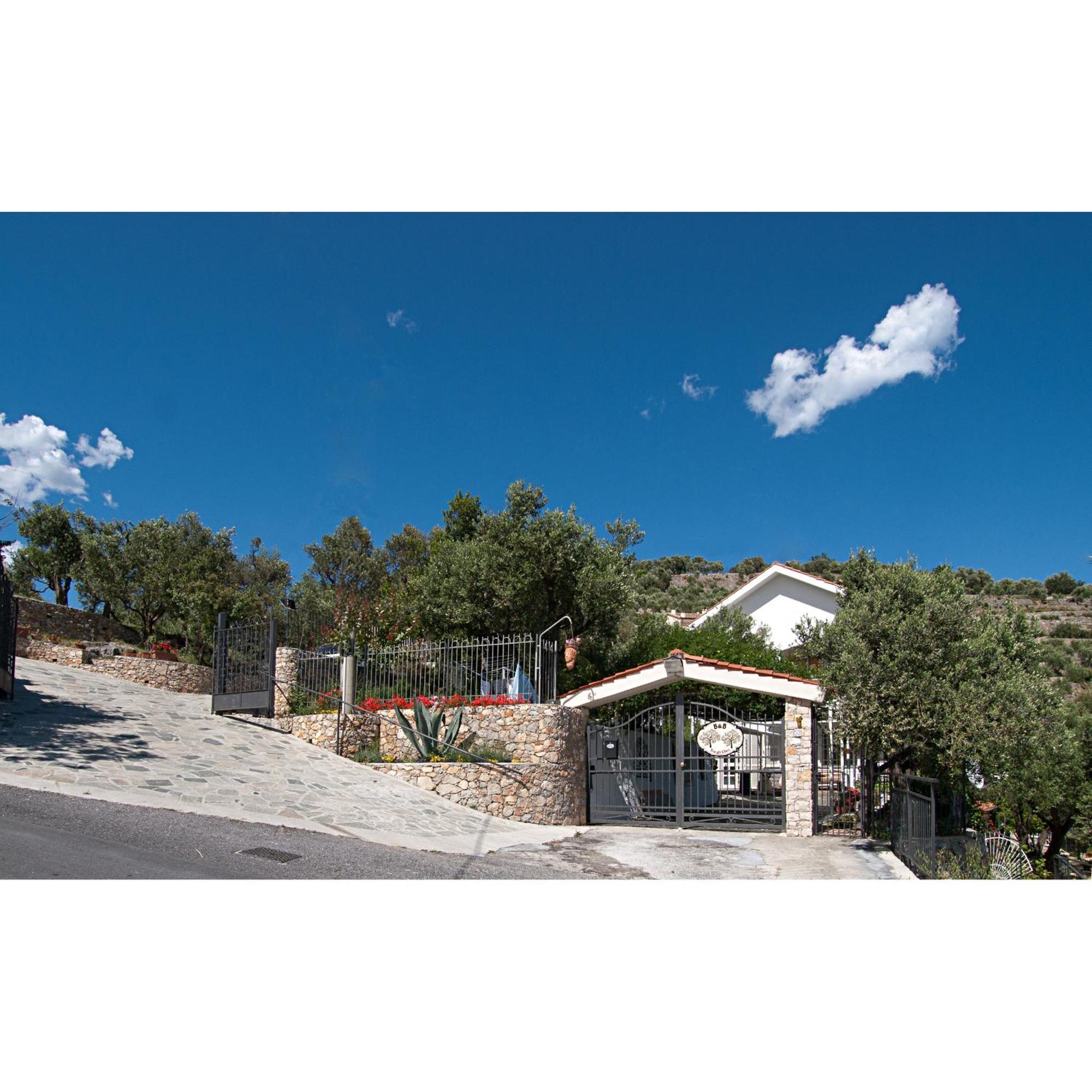 Tra Gli Ulivi Bed & Breakfast Pietra Ligure Exterior foto