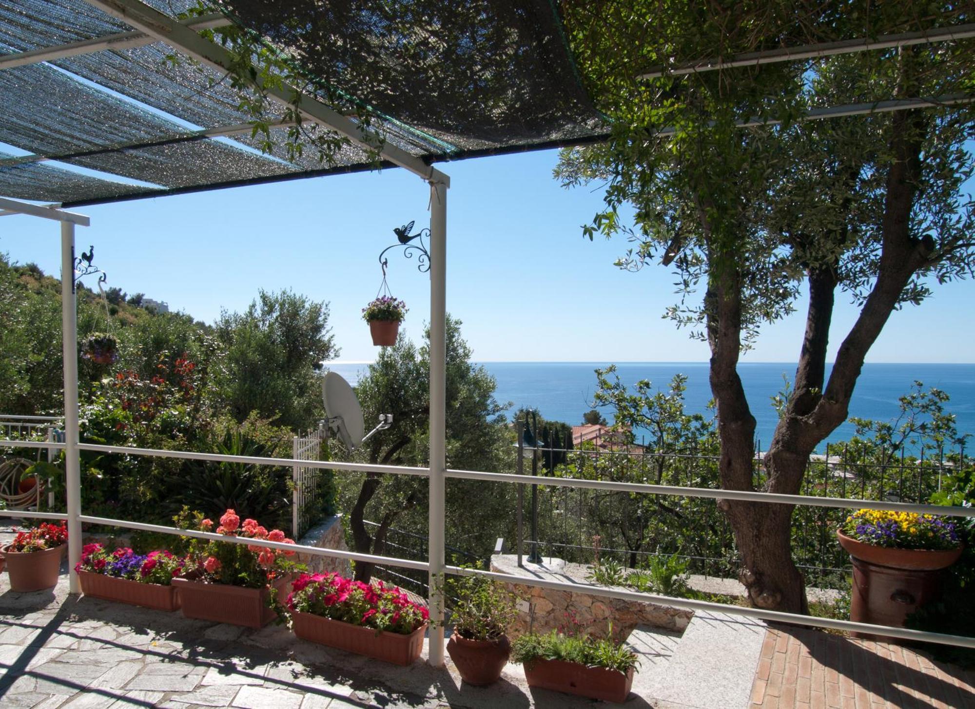 Tra Gli Ulivi Bed & Breakfast Pietra Ligure Exterior foto