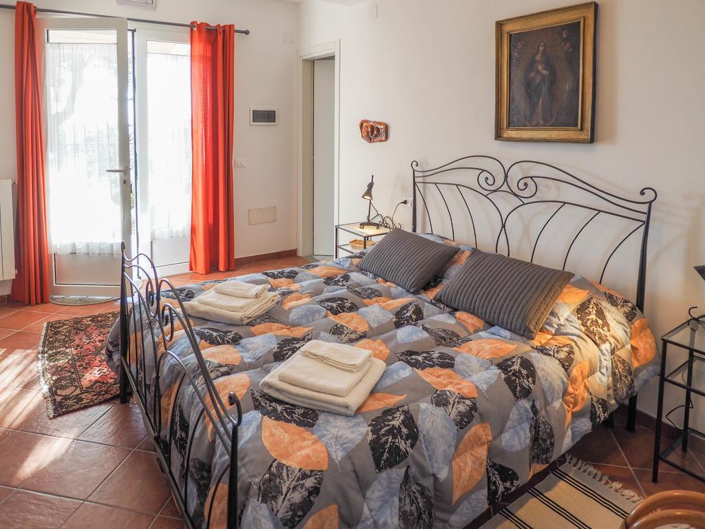 Tra Gli Ulivi Bed & Breakfast Pietra Ligure Exterior foto