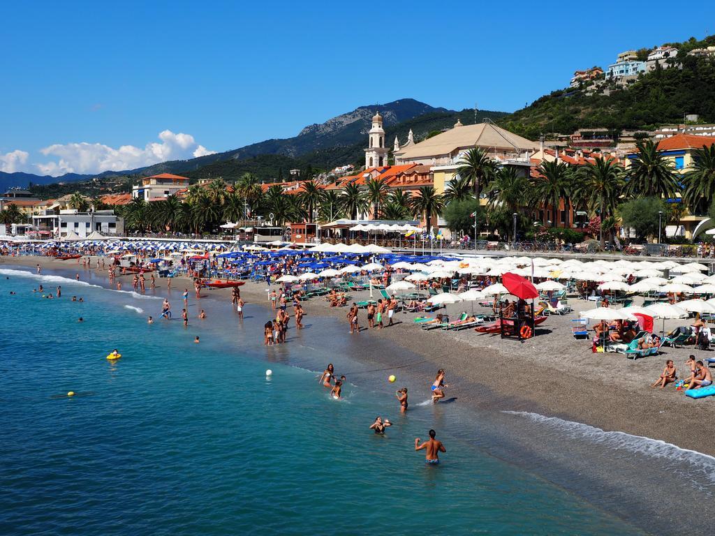 Tra Gli Ulivi Bed & Breakfast Pietra Ligure Exterior foto