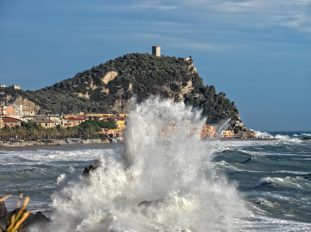 Tra Gli Ulivi Bed & Breakfast Pietra Ligure Exterior foto