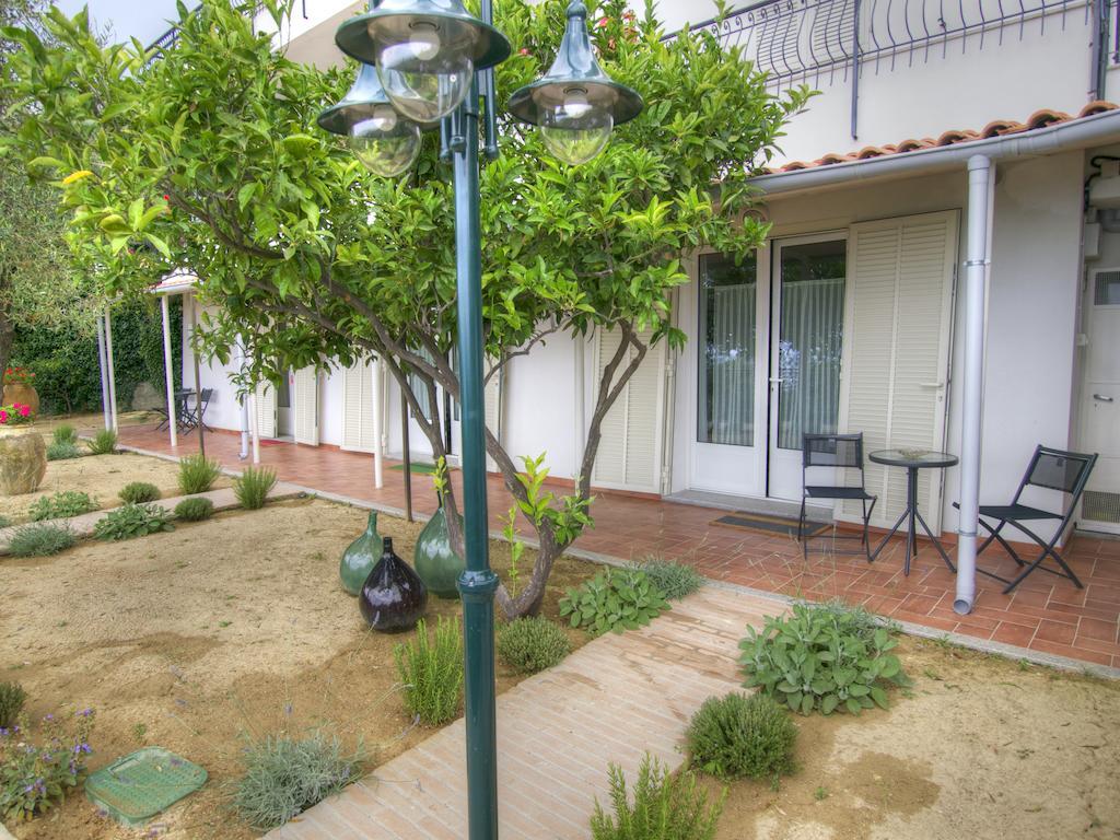 Tra Gli Ulivi Bed & Breakfast Pietra Ligure Exterior foto