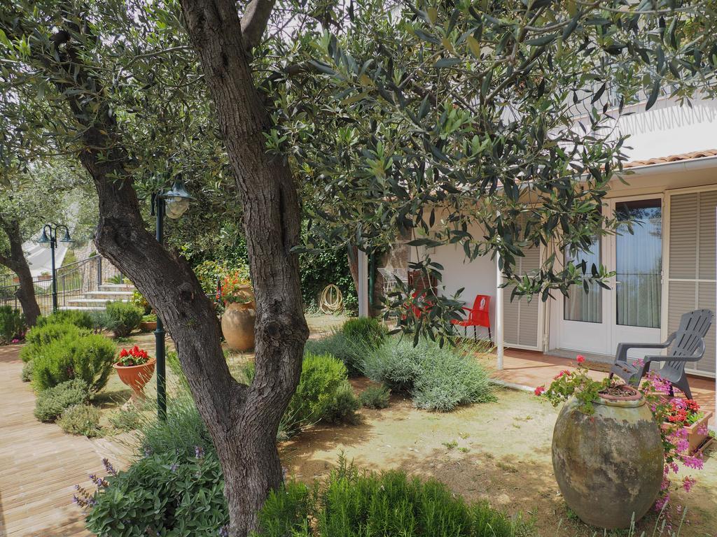 Tra Gli Ulivi Bed & Breakfast Pietra Ligure Exterior foto