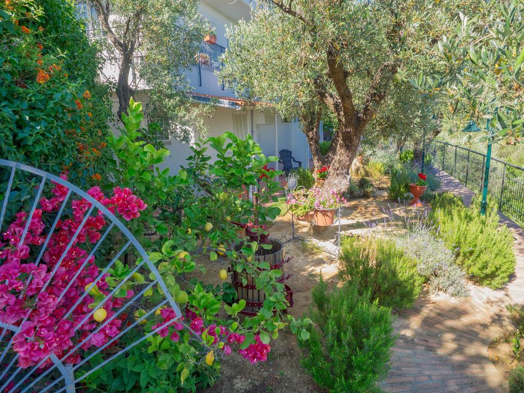 Tra Gli Ulivi Bed & Breakfast Pietra Ligure Exterior foto